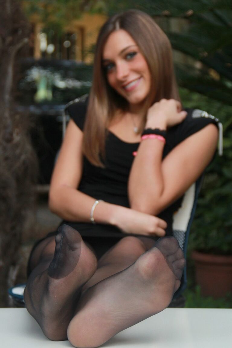 15P La fiesta en el jardín se calienta cuando una sexy morena desnuda sus sexys pies en pantimedias