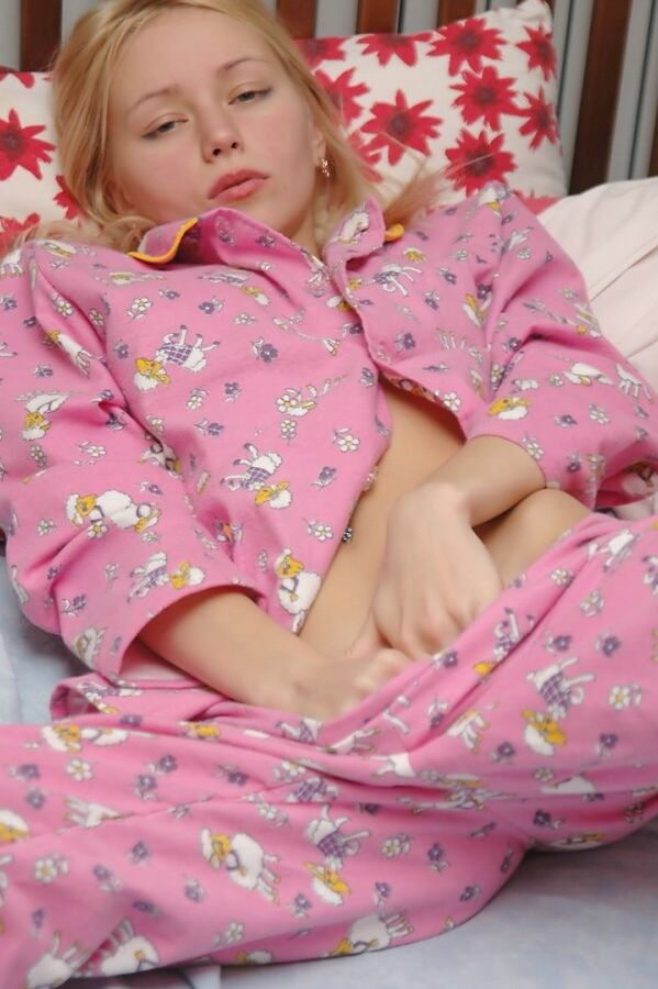 15P Loira natural desliza a mão pela calça do pijama para se masturbar