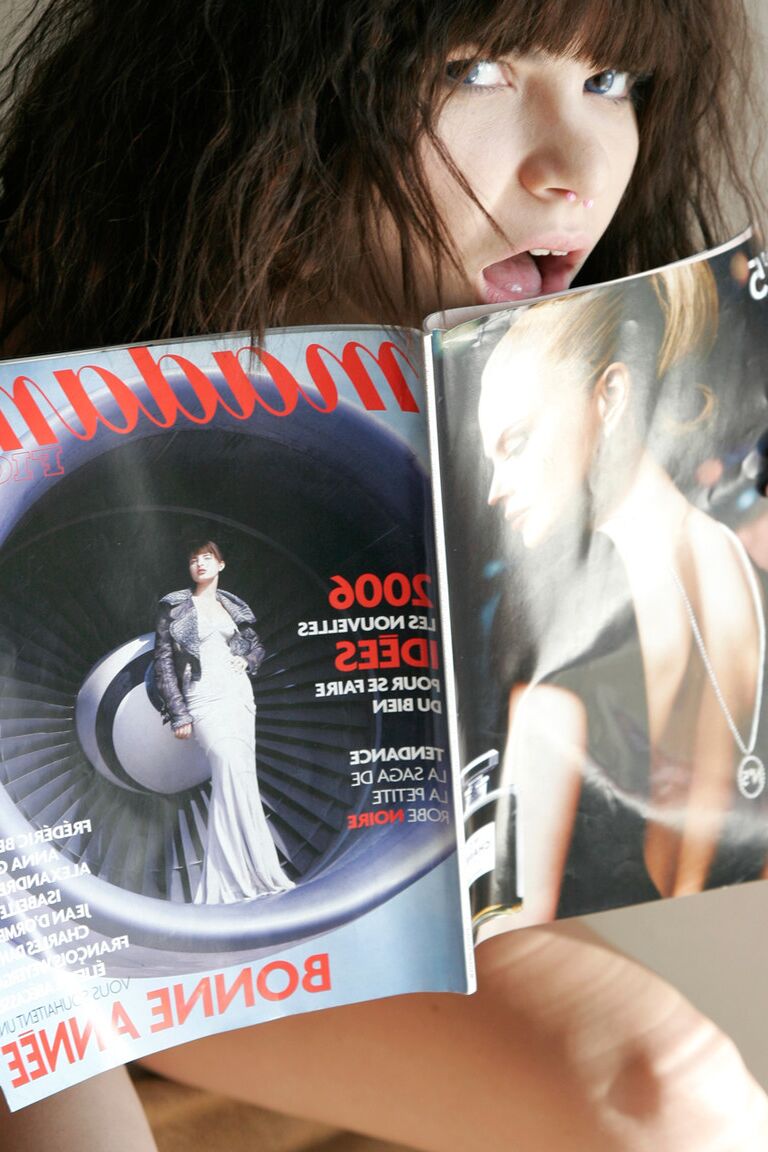 14P La douce jeune Kaira lisant un magazine français nue