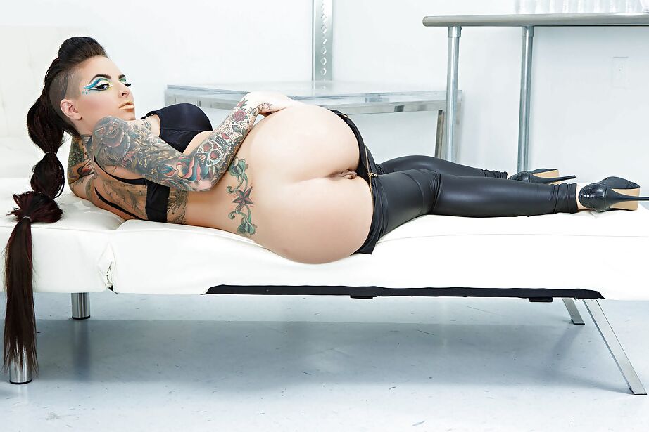 16P Uma linda megera tatuada tirando seu vestido glamouroso e lingerie
