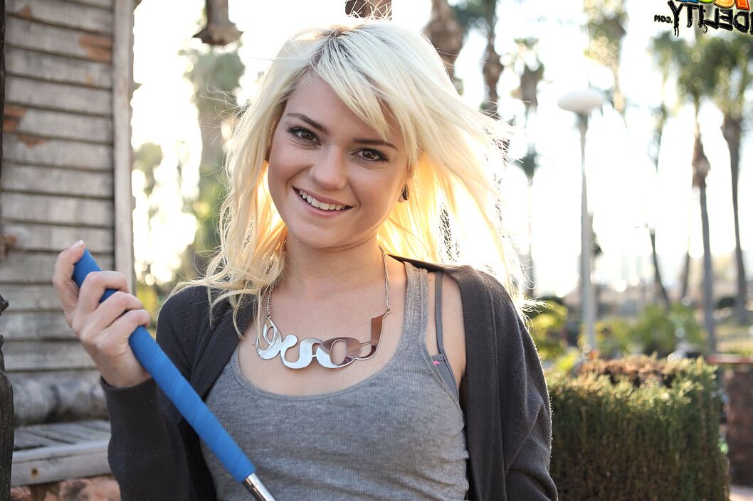 16P La adolescente rubia Chloe Foster le gusta el sexo duro, rápido y furioso
