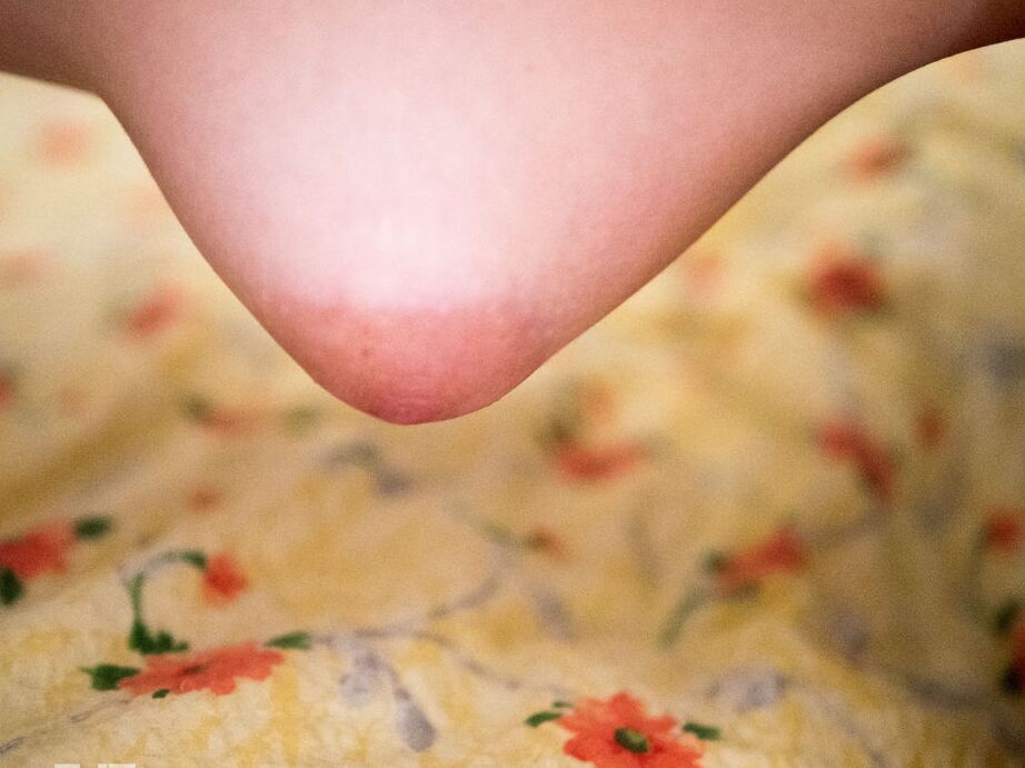16P Oben-ohne-Teenie Mila K reißt ihre Strumpfhose auf, um an ihre geile Muschi zu gelangen