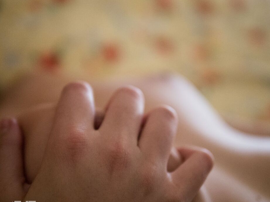 16P Oben-ohne-Teenie Mila K reißt ihre Strumpfhose auf, um an ihre geile Muschi zu gelangen