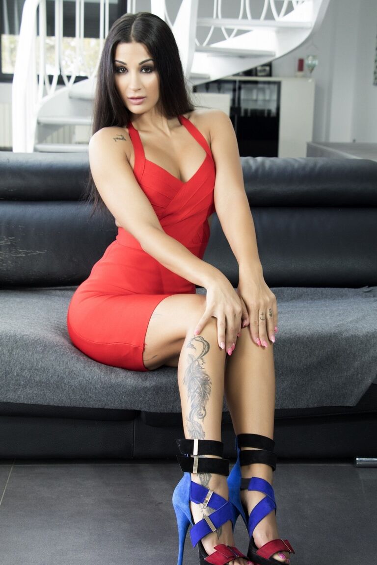 16P La seductora latina de pelo negro Susy Gala revela sus tetas falsas