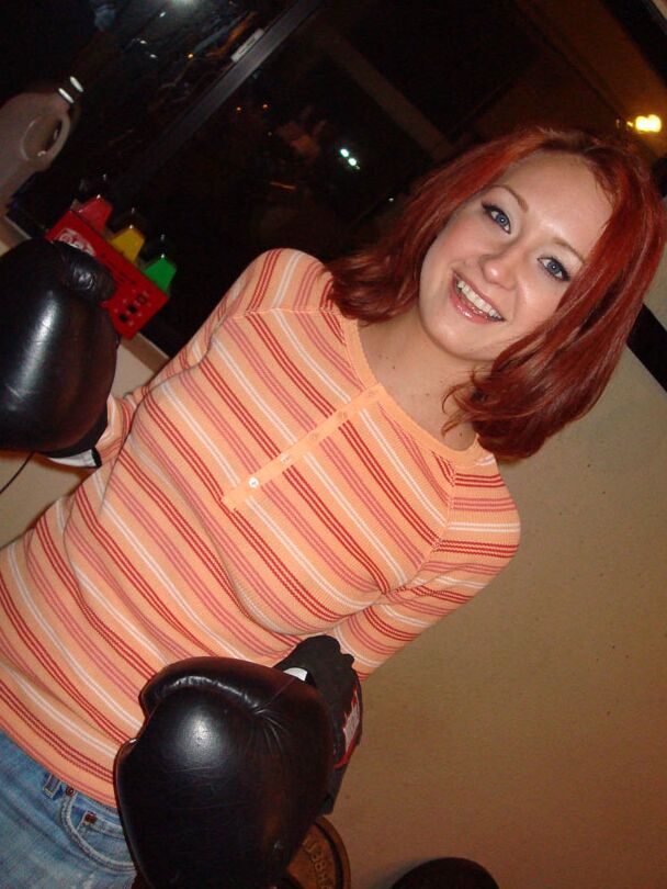 21P Kyra Steele, rousse amateur, enlève sa culotte et montre des trous roses.