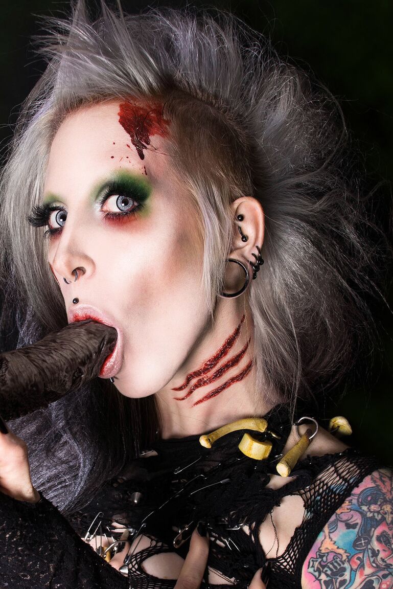 15P Goth model Razor Candi dildos her pussy while dressed as a Zombie