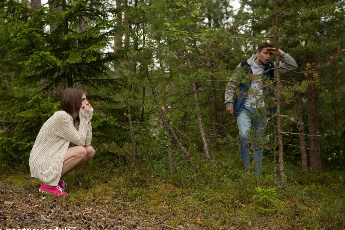 21P Nelya, une adolescente brune à la silhouette élancée, se fait défoncer après une pipe dans les bois