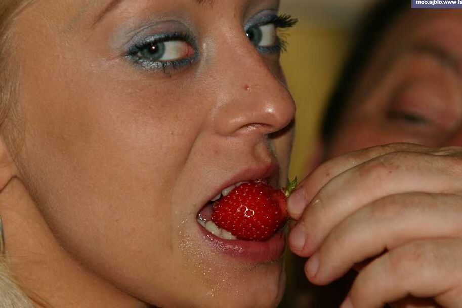 21P La ninfómana adolescente Kate Sweet se folla a un gordo desagradable y se la follan por detrás