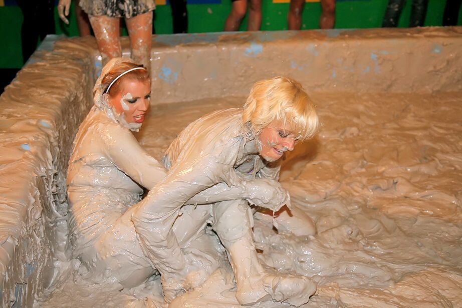15P Crazy sweethearts rolling around in the dirt