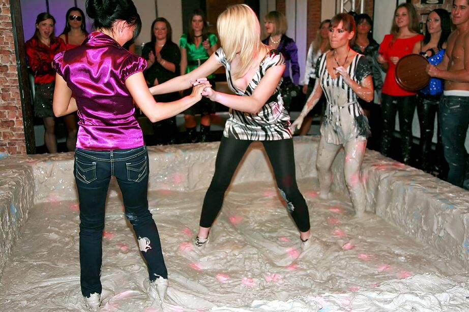 15P Schmutzige Partygirls genießen es, öffentlich zu ringen