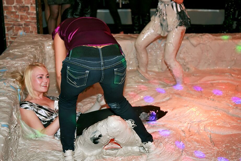 15P Schmutzige Partygirls genießen es, öffentlich zu ringen