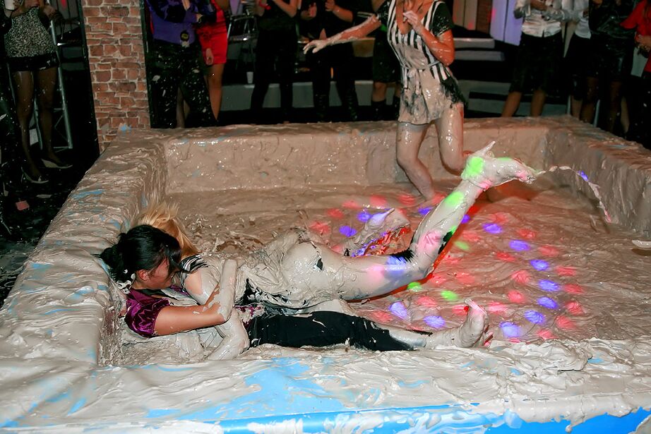 15P Schmutzige Partygirls genießen es, öffentlich zu ringen