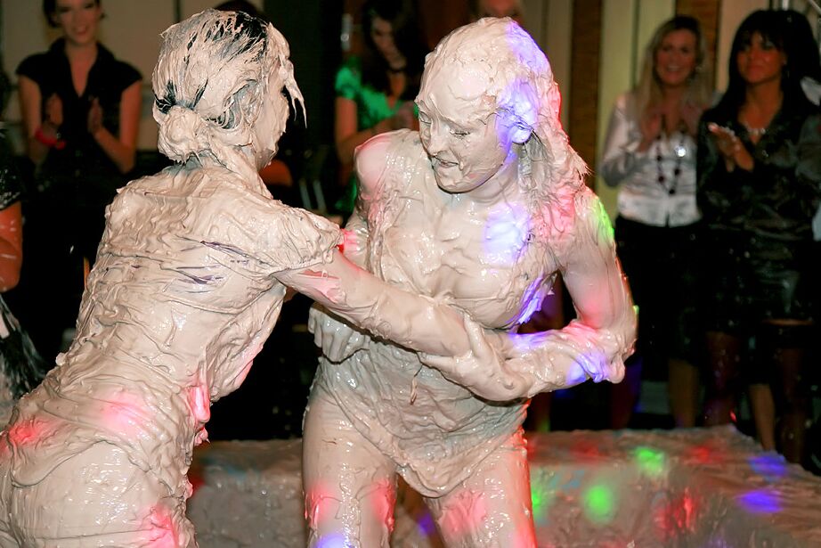 15P Schmutzige Partygirls genießen es, öffentlich zu ringen