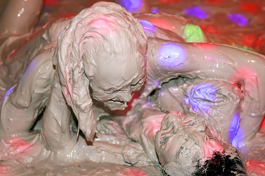 15P Schmutzige Partygirls genießen es, öffentlich zu ringen
