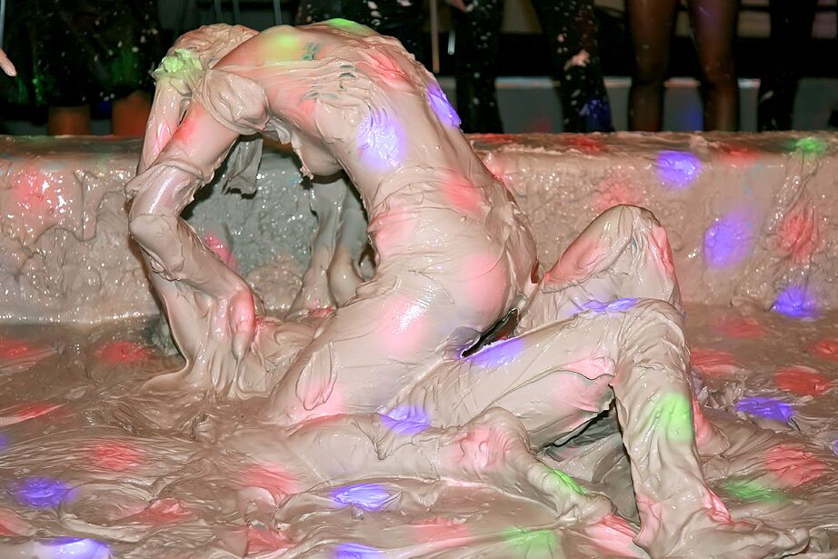 15P Schmutzige Partygirls genießen es, öffentlich zu ringen