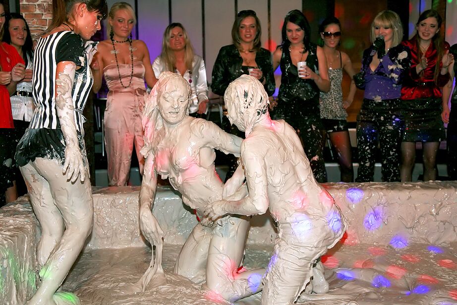 15P Schmutzige Partygirls genießen es, öffentlich zu ringen