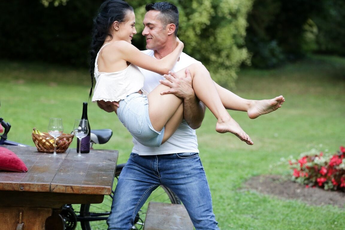 15P A garota descalça Nicole Love tem seus pés adorados antes do sexo em uma mesa de piquenique