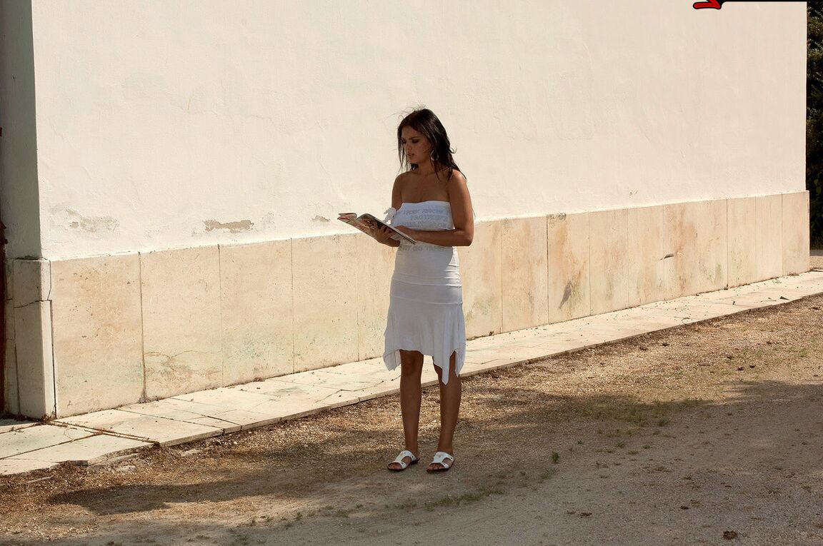 16P Significa que as meninas jogam baldes de água em uma garota peituda em um vestido agora transparente