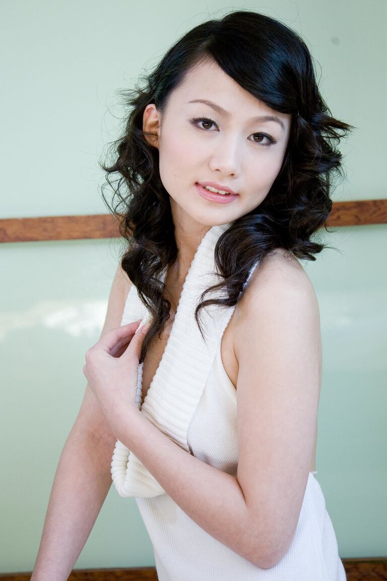 18P Pretty Asian babe Mellenney removes snow-white dress and shows off hairy pussy