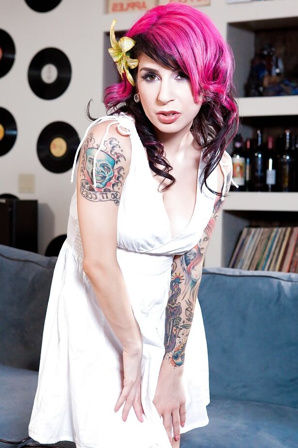 16P Fumar quente emo babe Joanna Angel está brincando com seu brinquedo