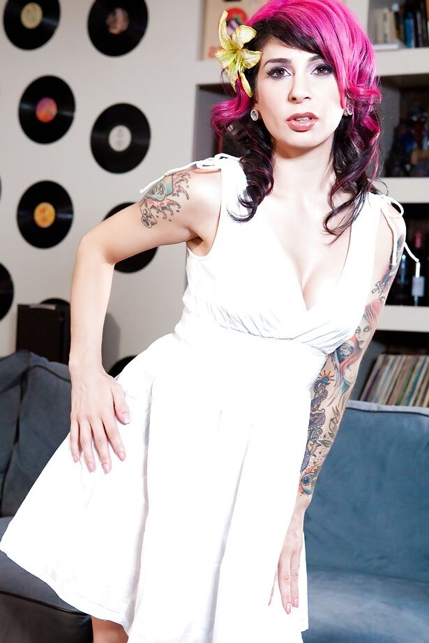 16P Fumar quente emo babe Joanna Angel está brincando com seu brinquedo