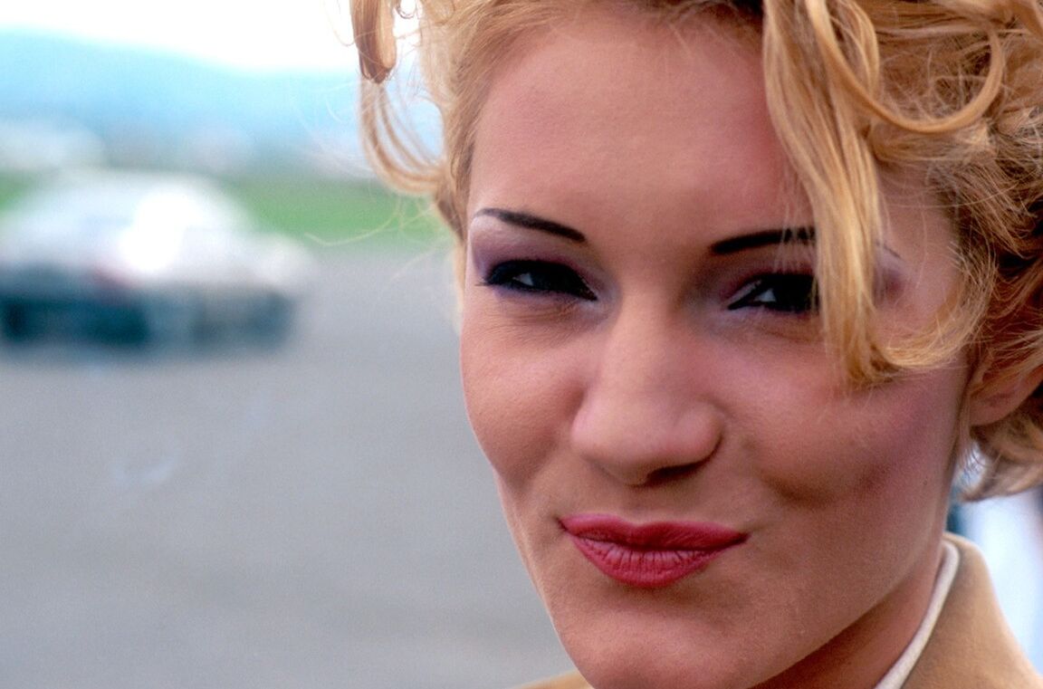 12P Estrellas porno rubias sexys muestran sus jugosas tetas naturales en una sesión de fotos