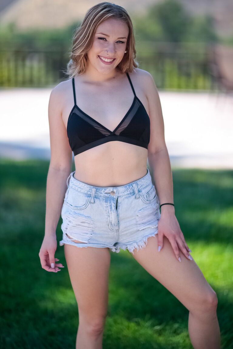 17P A loira safada Kasey Miller se ajoelha e expõe seu bumbum perfeito