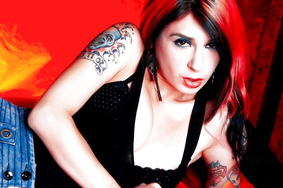 16P La MILF en chaleur Joanna Angel montre ses tatouages ​​sexy