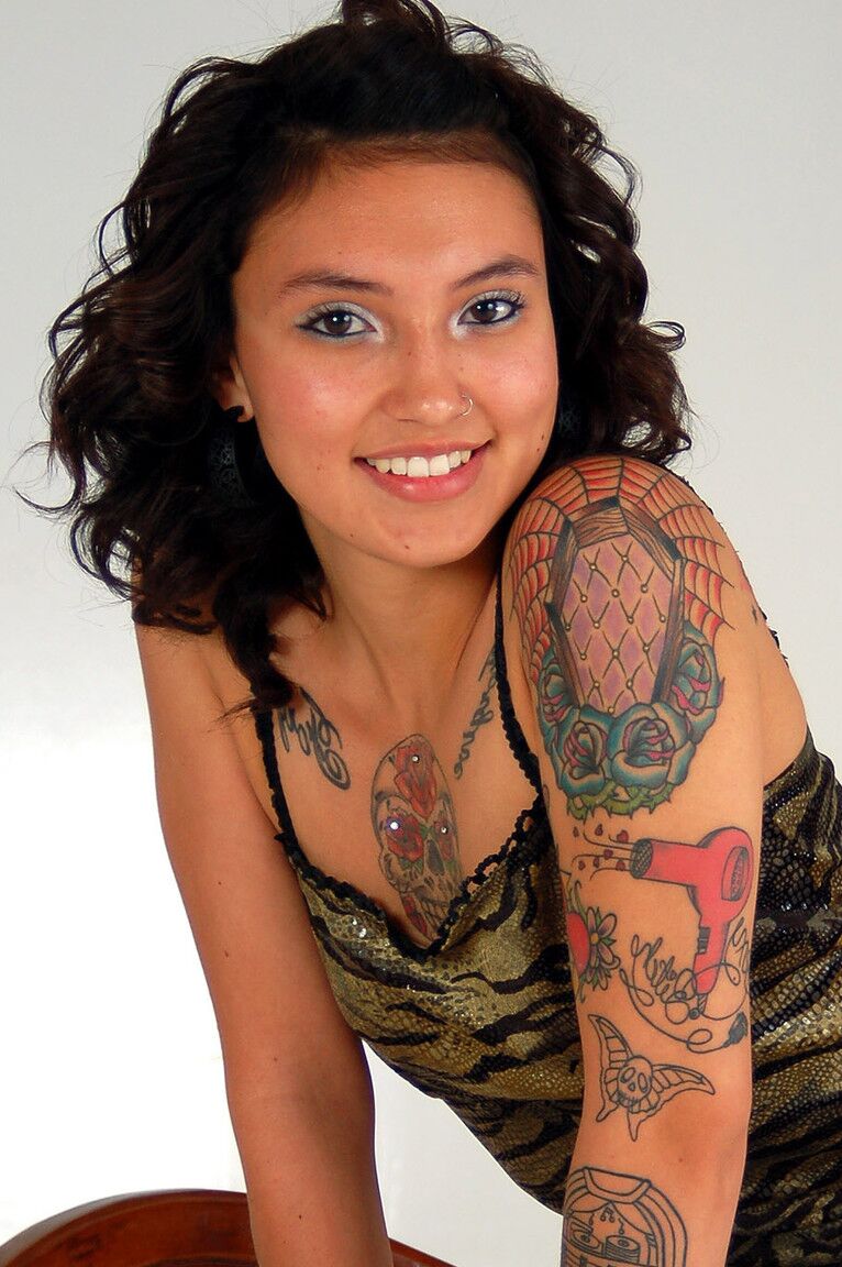 16P Eye Candy Avenue Bonita e pequena Reyna fica nua