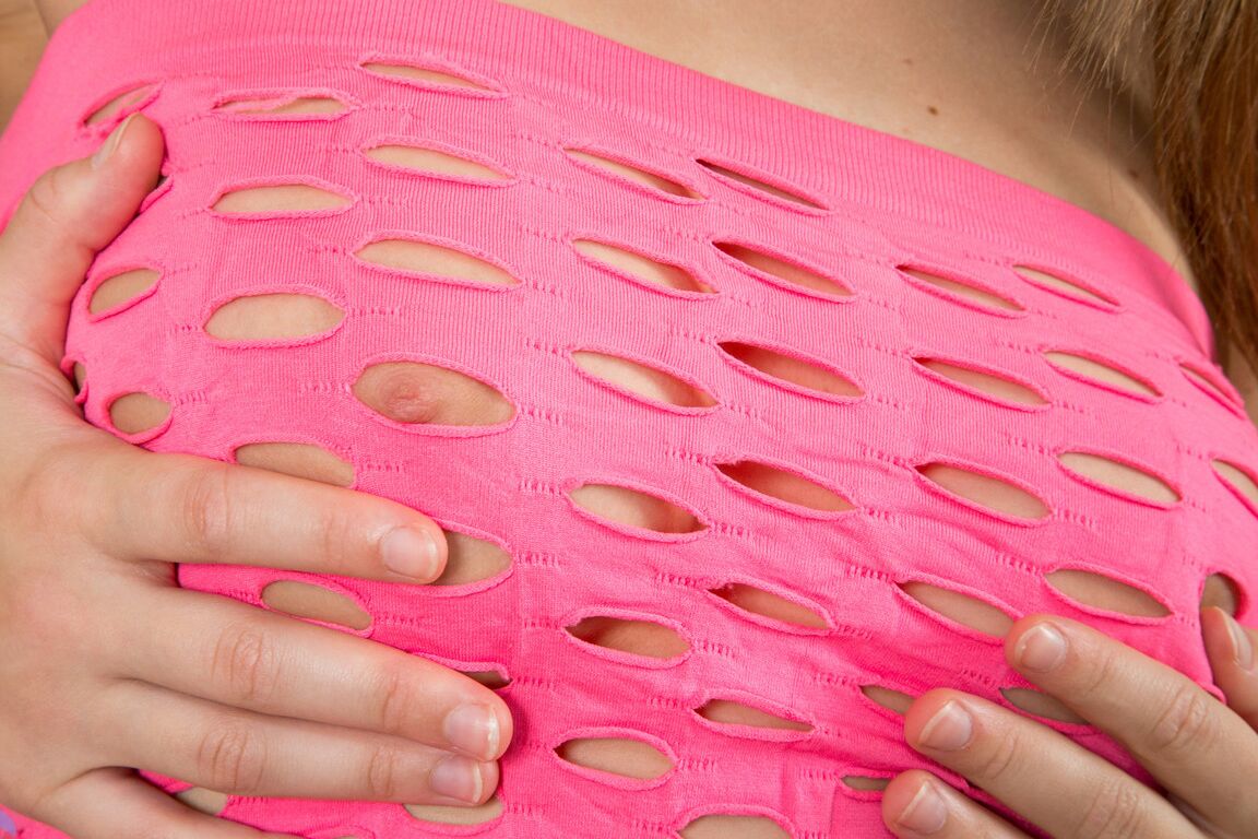 21P Silvia Burton enthüllt bei einer Solo-Masturbation ihren tollen Arsch und ihre mittelgroßen Brüste