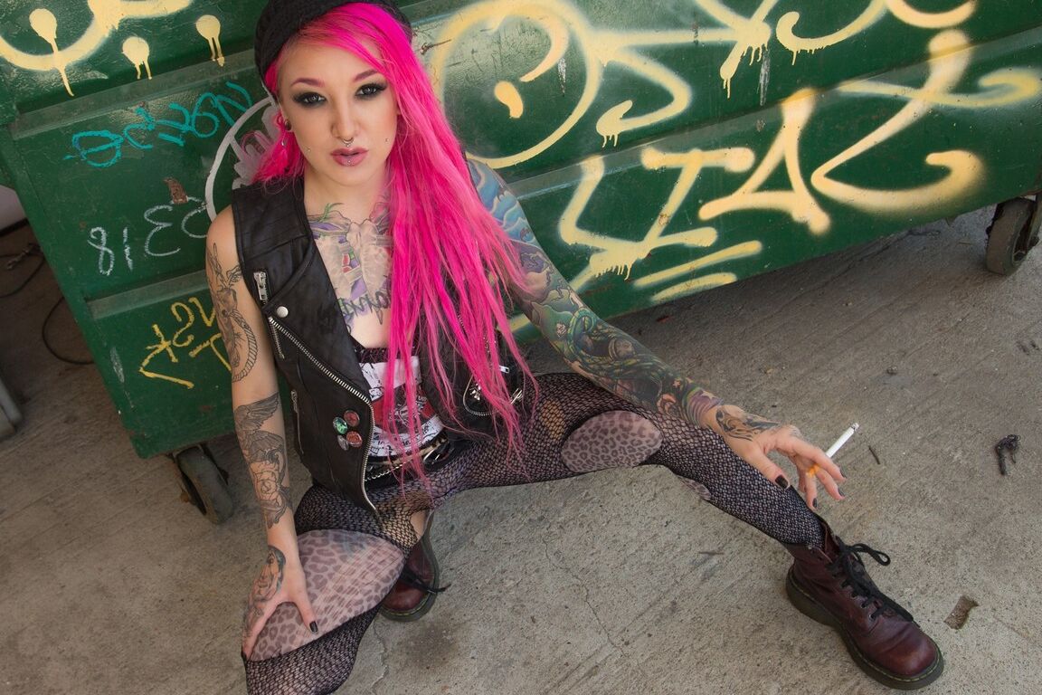 15P Smoking tattooed Kelsi Lynn in ripped pantyhose flaunting naked ass in alley