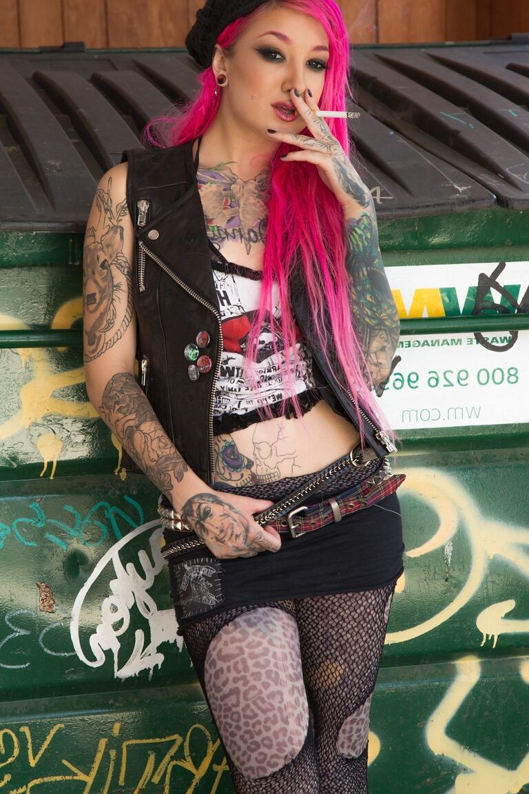 15P Smoking tattooed Kelsi Lynn in ripped pantyhose flaunting naked ass in alley