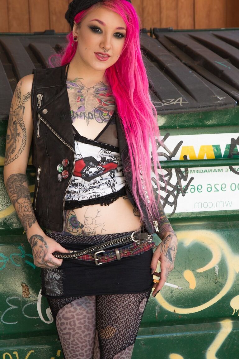 15P Smoking tattooed Kelsi Lynn in ripped pantyhose flaunting naked ass in alley