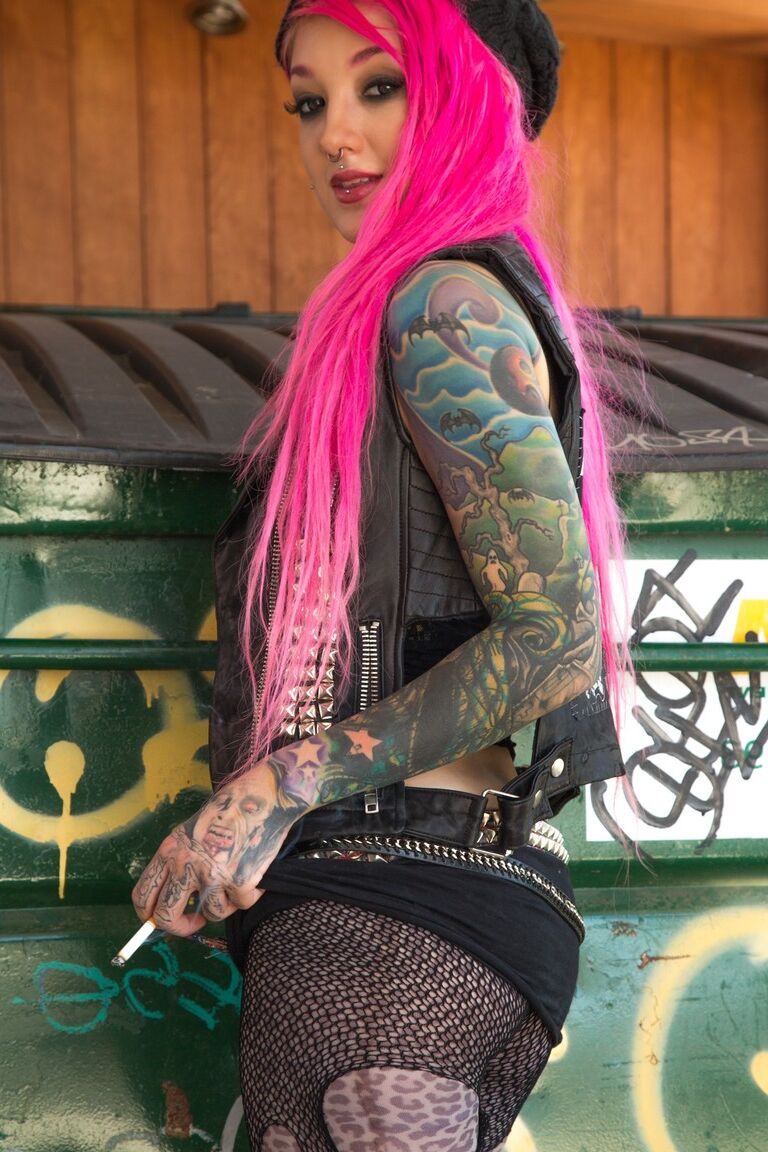 15P Smoking tattooed Kelsi Lynn in ripped pantyhose flaunting naked ass in alley