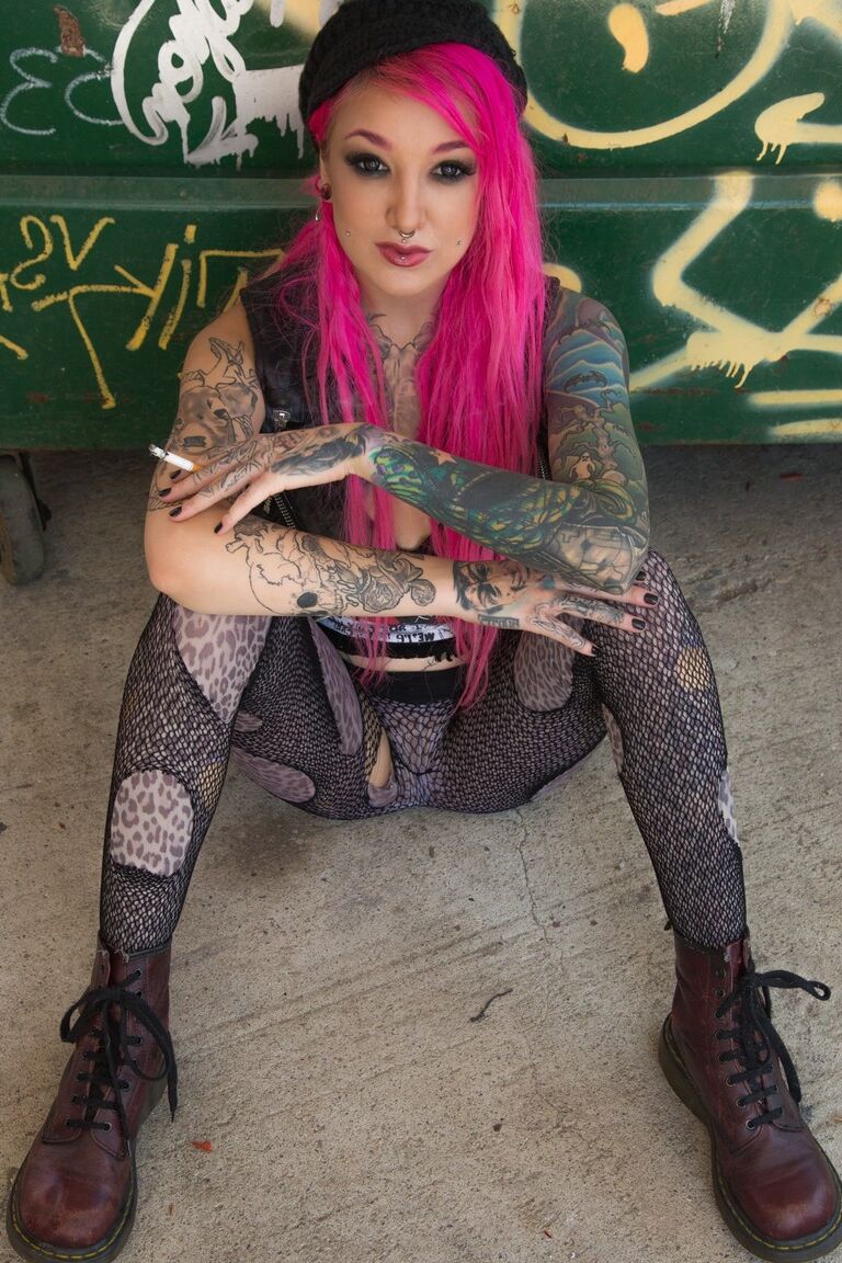 15P Smoking tattooed Kelsi Lynn in ripped pantyhose flaunting naked ass in alley