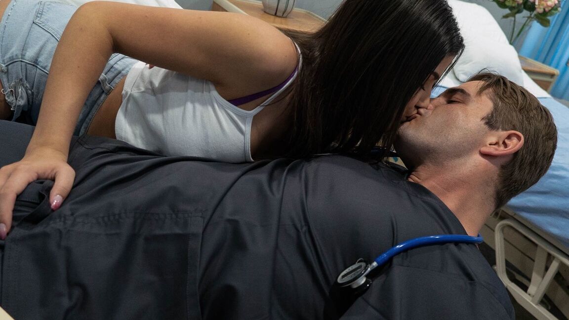 21P A adolescente morena Kylie Rocket fode seu médico depois de uma lambida de buceta escaldante