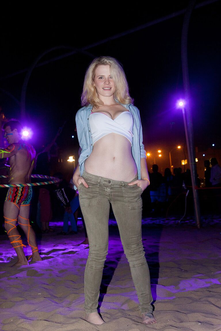 12P La jeune amatrice Catie Parker montre ses seins.