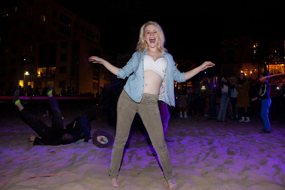 12P La jeune amatrice Catie Parker montre ses seins.