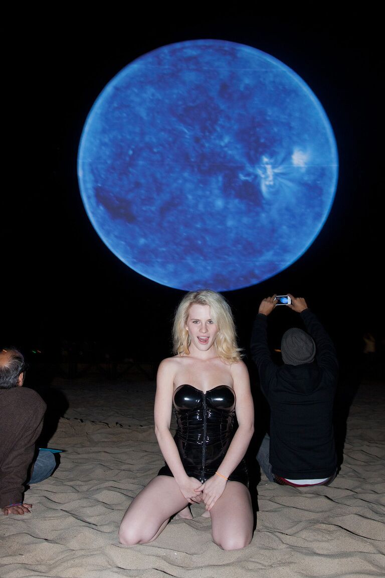 12P La jeune amatrice Catie Parker montre ses seins.