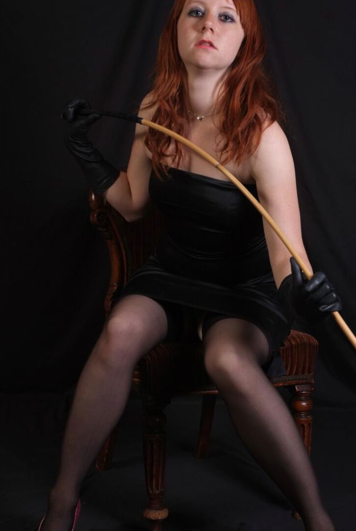 15P Une rousse sexy fléchit une canne avant de toucher sa fente serrée avec des gants en cuir