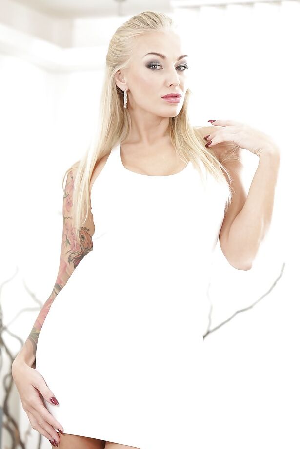 16P La rubia tatuada Kayla Green posando vestida antes de desnudarse