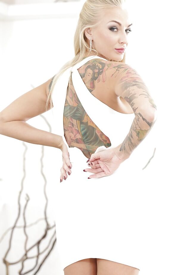 16P La rubia tatuada Kayla Green posando vestida antes de desnudarse