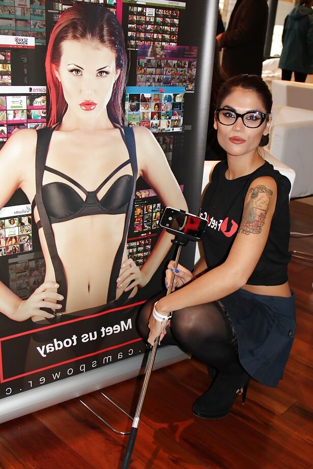 16P La nerd Chiara posando completamente vestida en el sofá con medias y gafas
