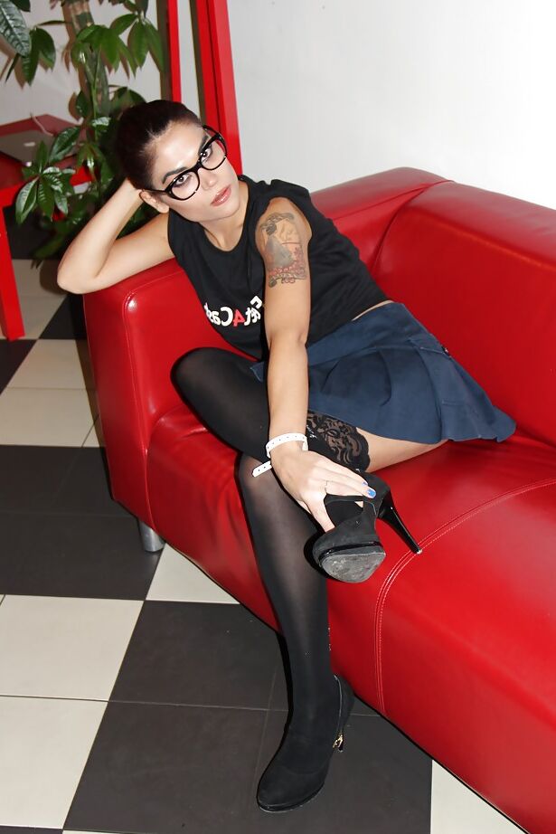 16P La nerd Chiara posando completamente vestida en el sofá con medias y gafas