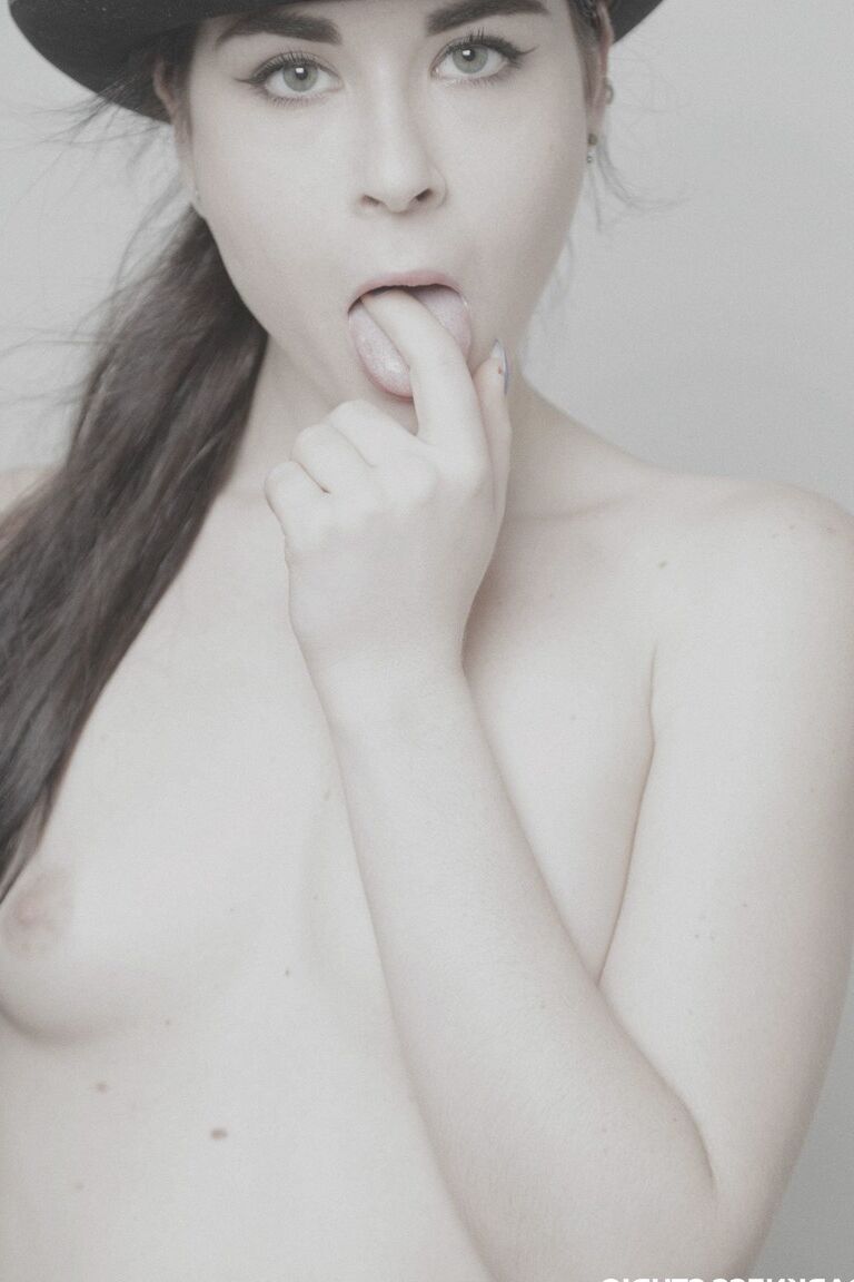 La española 21P Amber Nevada posa desnuda con un bombín antes de jugar con su chocho