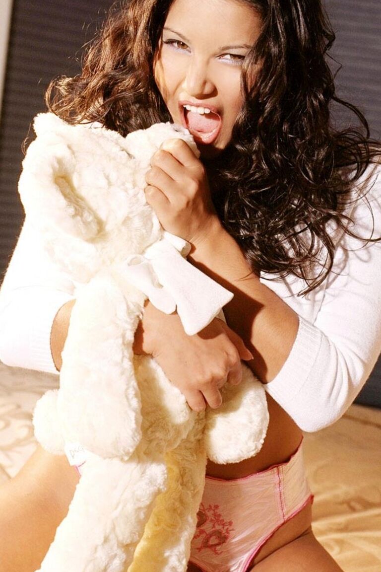 17P Curly haired hottie Sunny Leone teasing in her provocative lingerie