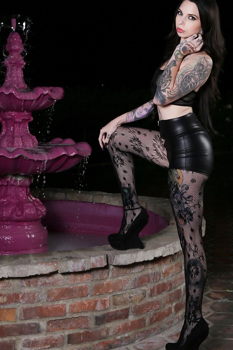 15P La caliente tatuada Sierra Cure se quita las medias negras