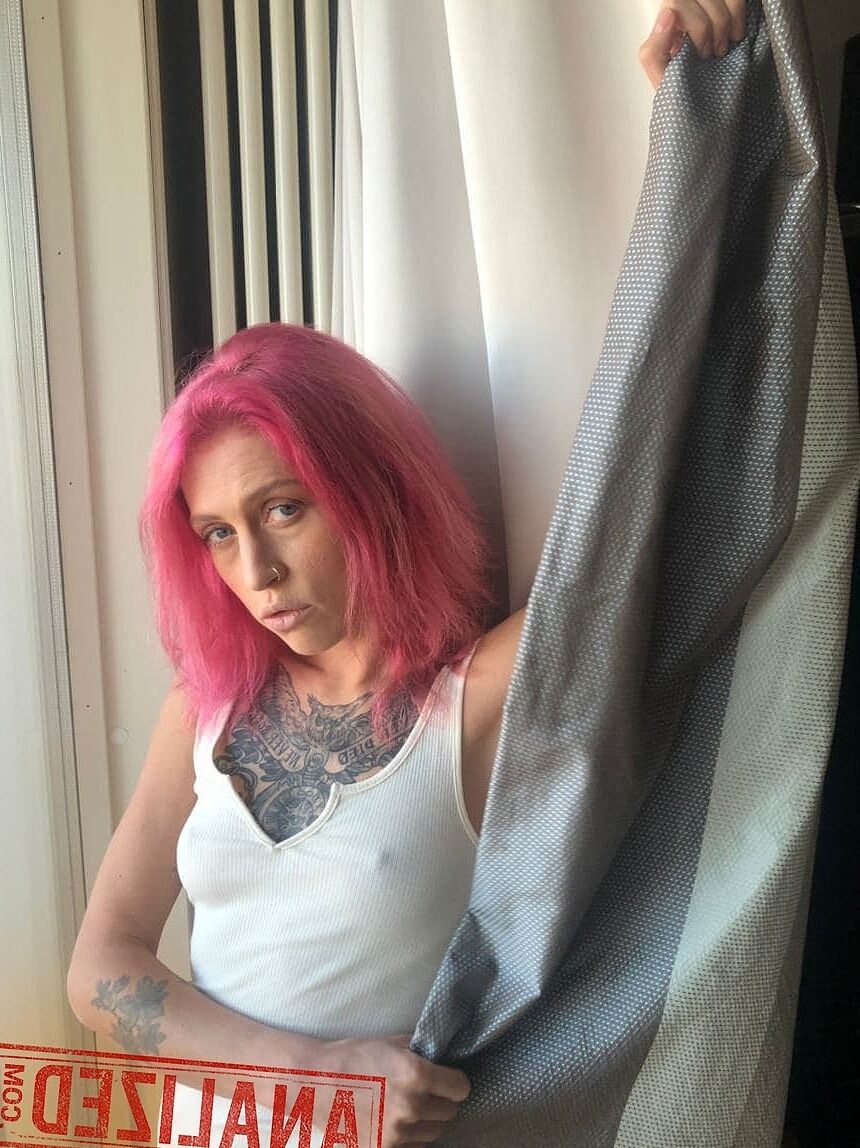 21P La adolescente de cabello rosa Yara Phoenix se toma selfies de su cuerpo tatuado desnudo y caliente