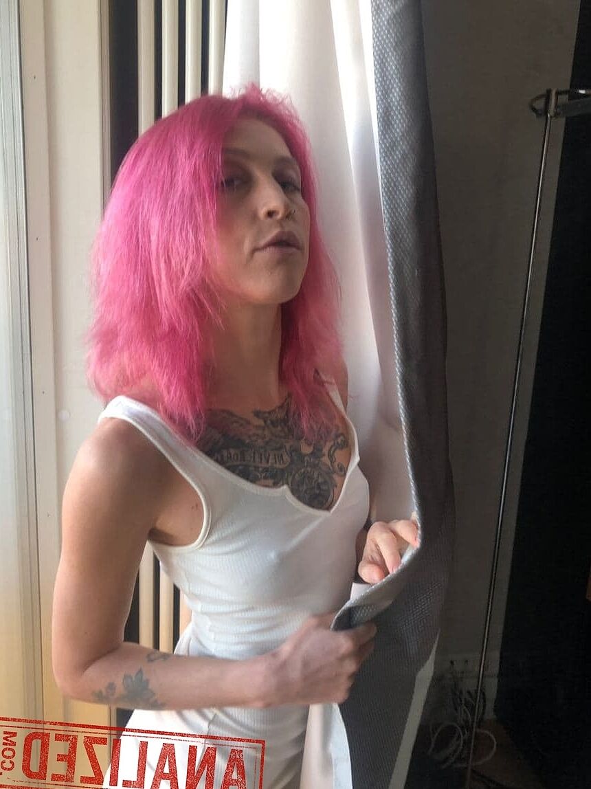 21P La adolescente de cabello rosa Yara Phoenix se toma selfies de su cuerpo tatuado desnudo y caliente