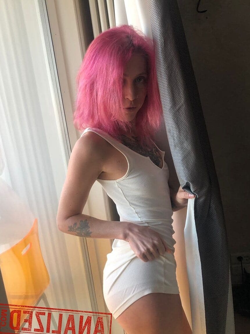 21P La adolescente de cabello rosa Yara Phoenix se toma selfies de su cuerpo tatuado desnudo y caliente
